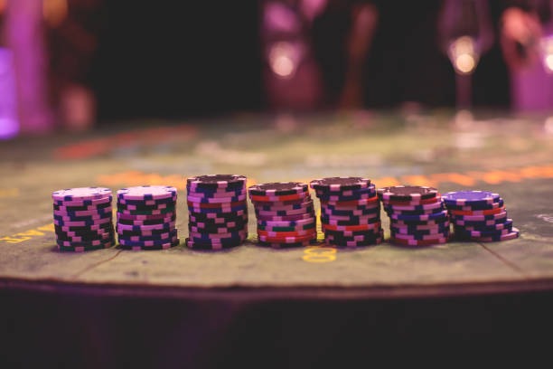 Live dealer at American Roulette table on tokeslot88